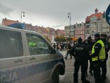 W wałbrzyskim rynku trwa kolejna manifestacja kobiet. Porządku pilnuje policja [28.10.2020]