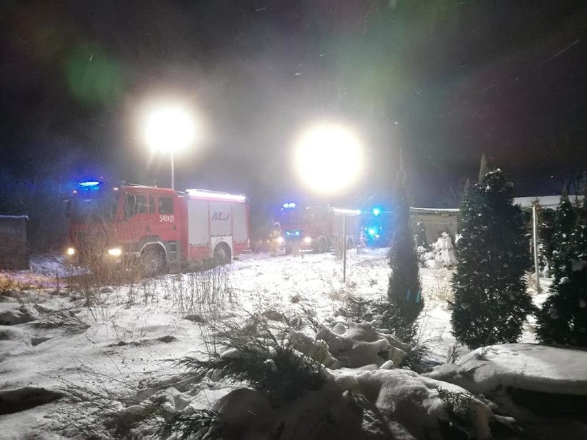 Nocy pożar domu przy ul. Mickiewicza w Tomaszowie Maz. W akcji 30 strażaków [ZDJĘCIA]