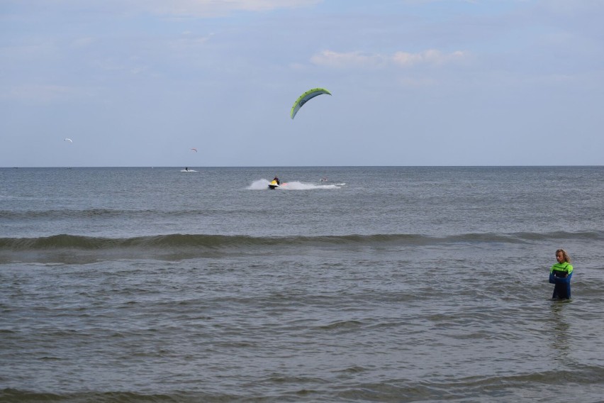 Xiaomi Kite Cup driven by Land Rover. Zawody kitesurfingowe na plaży w Krynicy Morskiej