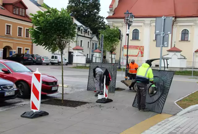 Prace na placu Stefanidesa w Zamościu