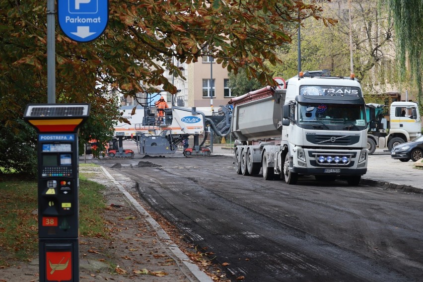 Ciężarówki wywożą usunięty asfalt