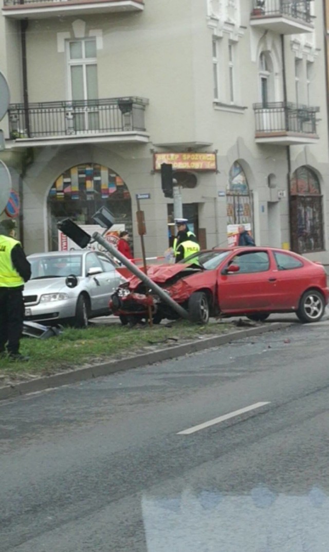 Ok. godz. 15.30 kierowca audi na czerwonym świetle wyjechał z ul. Wrocławskiej w ul. Grunwaldzką. Zderzył się z prawidłowo jadącym renault megane. W wyniku zderzenia oba samochody wpadły na chodnik, na którym stały dwie starsze panie. Kobiety chciały przejść przez pasy i czekały na zmianę światła.

>> Najświeższe informacje z regionu, zdjęcia, wideo tylko na www.pomorska.pl 