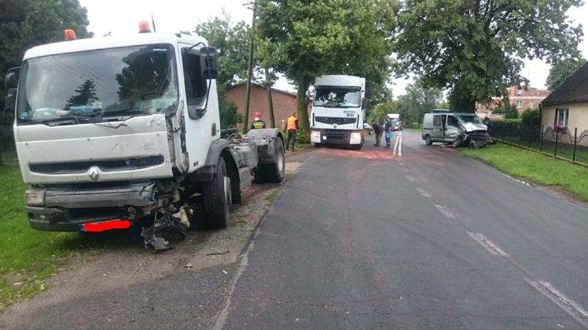 Wypadek w Komorowie z udziałem samochodu ciężarowego i busa
