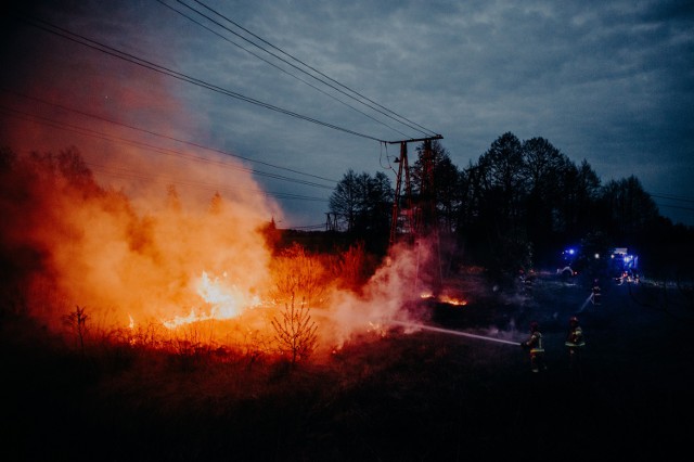 Pożar suchych traw przy ul. Droniowickiej w Lublińcu 23.04.2019.