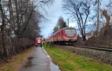 Tragedia na przejeździe kolejowym w Kętach-Podlesiu. 5 stycznia 14-latka zginęła pod kołami pociągu osobowego. Trwa śledztwo. ZDJĘCIA