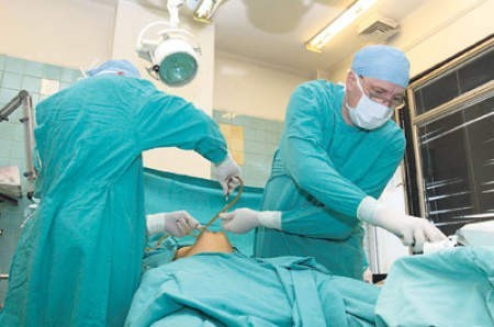 Lekarze Józef Kurek i Artur Sanderewski podczas endoskopii w jaworznickim szpitalu.