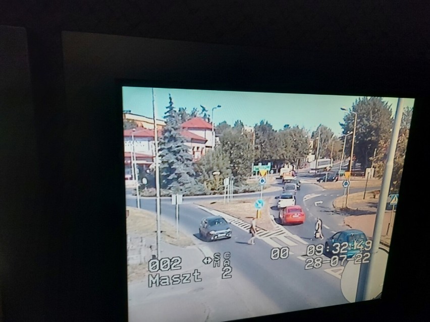 Policyjny radiowóz z kamerami kontrolował, czy kierowcy i piesi przestrzegają przepisów ZDJĘCIA, FILM