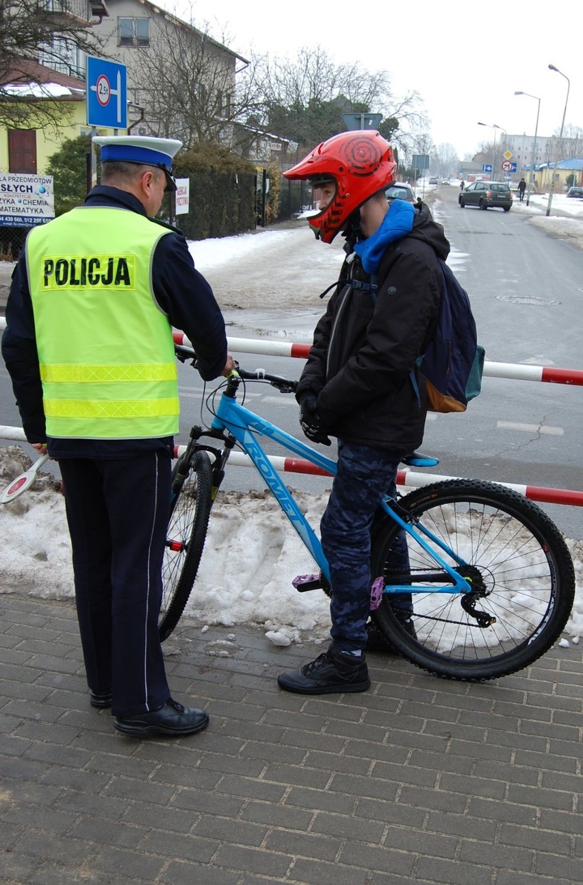 Policjanci drogówki przed feriami przypominają o bezpieczeństwie