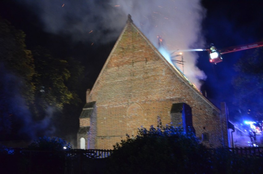Orłowo. Palił się zabytkowy kościół św.Barbary. Kilkanaście zastępów straży pożarnej gasiło pożar zabytkowej budowli [zdjęcia]
