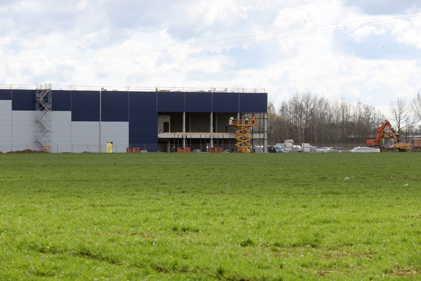 Budowa hali na byłym lotnisku w Legnicy [ZDJĘCIA] 