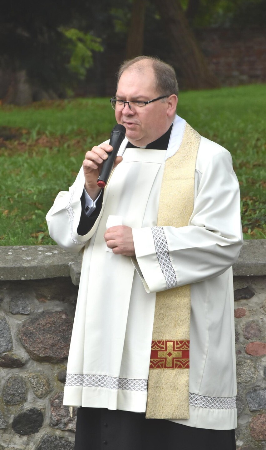 Malbork. 82 rocznica agresji ZSRR na Polskę. Mieszkańcy złożyli kwiaty pod tablicą poświęconą Sybirakom 