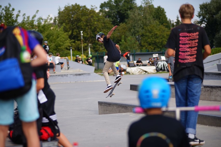 Deskorolki i hulajnogi na skateparku w Rzeszowie. Ponad 100 chętnych skorzystało z darmowych warsztatów [ZDJĘCIA]