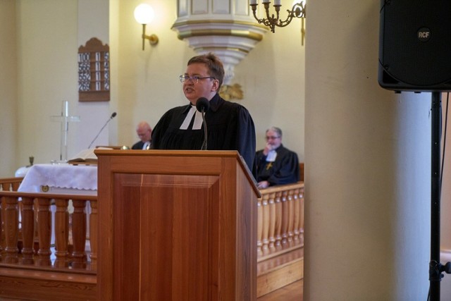 Marta Borkowska jest pastorem Kościoła ewangelicko - reformowanego. Pełni posługę w Zelowie