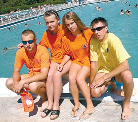 Ratownicy: Tomek Makówka, Justyna Wojdyna, Klaudia Juszczyk i Tomek Żaczek &amp;#8211; to oni dbają o nasze bezpieczeństwo na basenie przy ul. Dekabrystów.