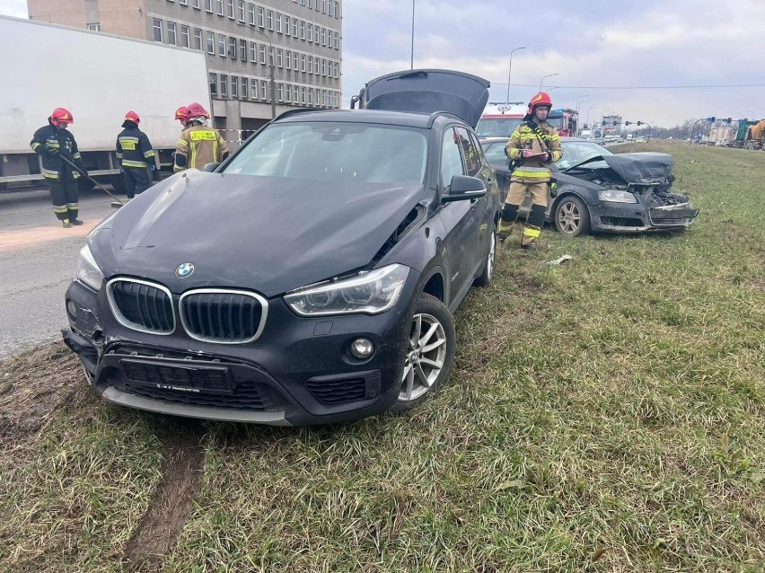 Kraków. Zderzenie trzech samochodów na Rybitwach. Są ranni