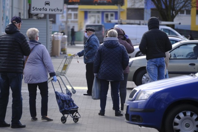 Jak poinformował minister zdrowia Adam Niedzielski, znikną specjalne godziny dla seniorów powyżej 60. roku życia