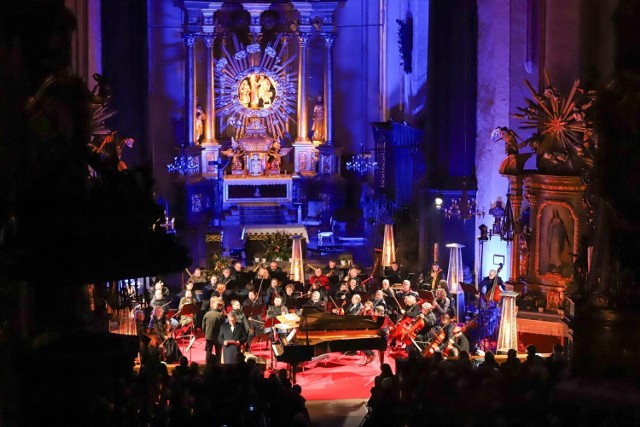 W piątek 17 listopada mury gotyckiego kościoła Wniebowzięcia Najświętszej Marii Panny w Toruniu wypełniła muzyka. W wyjątkowej oprawie muzycy Orkiestry Symfonicznej Filharmonii Pomorskiej pod batutą Marka Pijarowskiego wykonali „Symfonię Jowiszową” Wolfganga Amadeusza Mozarta oraz "Koncert potrójny C-dur" Ludwiga van Beethovena.