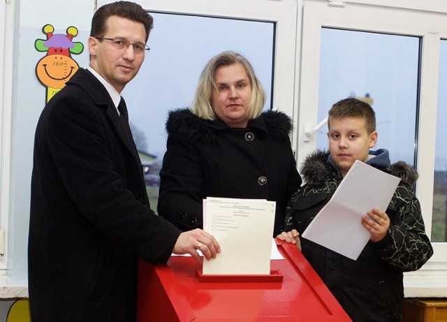 Ireneusz Rogowski z PiS przegrał walkę o stanowisko prezydenta Stargardu, ale został radnym w powiecie. Od jego ugrupowania dużo będzie zależało w sprawie koalicji. Na zdjęciu z żoną i synem podczas głosowania.