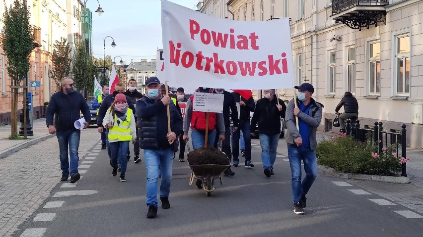 Protest rolników pod biurem PiS w Piotrkowie. Taczka...