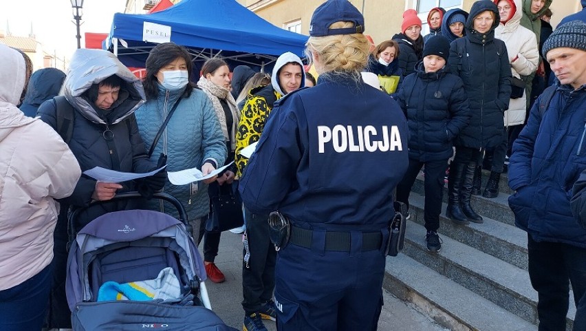 Policjanci rozdają ulotki w języku ukraińskim dotyczące...