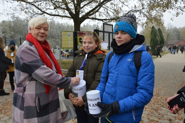 Na zdjęciu Stanisława Łysek, oraz wolontariusze Hubert Gładkowski i  Hubert Sygutowski podczas kwesty na cmentarzu w żarskich Kunicach.