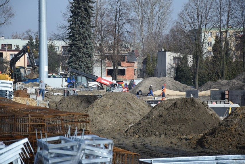 Na stadionie Rakowa praca wre. Powstają właśnie trybuny dla...