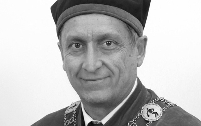 Profesor AWF Piotr Żurek zmarł podczas prowadzenia zajęć na uczelni. Od 2020 r. był dziekanem filii AWF w Gorzowie Wlkp, kierował także Zakładem Wychowania Fizycznego i Sportu. Miał 55 lat.