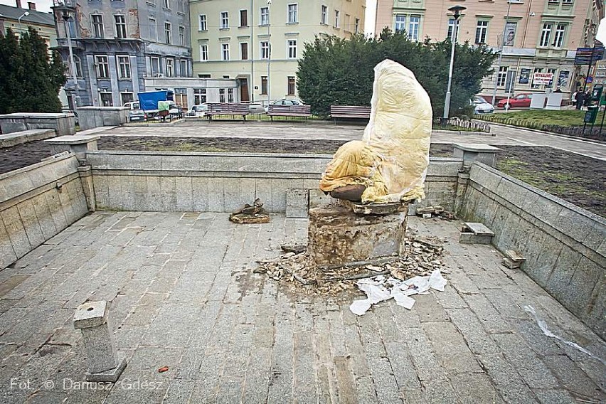 Rzeźba nagiej kobiety znika z placu w centrum Wałbrzycha