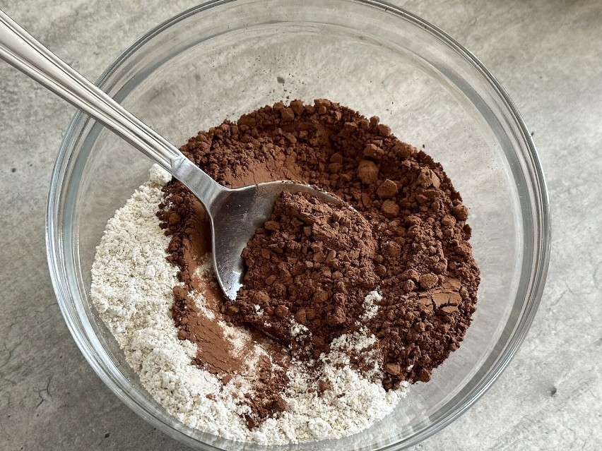W misce wymieszaj kakao z mąką owsianą i cynamonem.