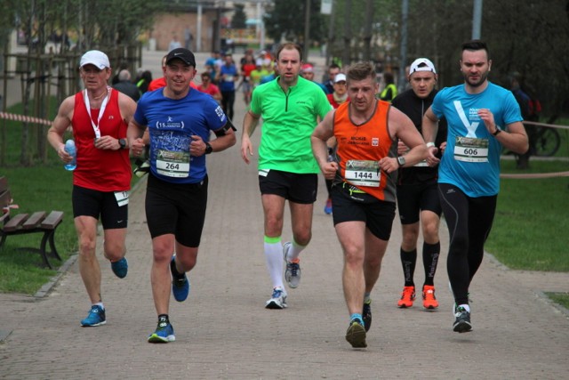 Tak wygllądała rywalizacja na trasie Półmaratonu Dąbrowskiego przed rokiem