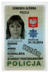Od 1 stycznia 2012 obowiązują nowe legitymacje policyjne [ZDJĘCIA]
