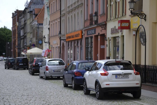 6) użytkowników pojazdów z napędem hybrydowym lub elektrycznym;

7) pracowników urzędów administracji publicznej oraz jednostek organizacyjnych Gminy Miasta Toruń z wyłączeniem Miejskiego Zarządu Dróg w Toruniu działających na obszarze Gminy Miasta Toruń, korzystających z pojazdów służbowych lub prywatnych, w czasie wykonywania obowiązków służbowych na terenie SPP – nie więcej niż jedno uprawnienie na podmiot;