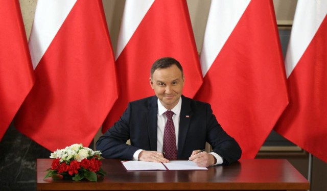 Polityk, z którym najchętniej napilibyśmy się piwa? Andrzej Duda. Wskazało na niego aż 47 proc. respondentów. Na drugim miejscu znalazł się prezydent Słupska, Robert Biedroń (44 proc. badanych). Trzecie miejsce na podium zajął lider Kukiz 15, Paweł Kukiz (43 proc. głosów). Tak przynajmniej wynika z badania  „Z kim na piwo?” przeprowadzonego przez SW Research na zlecenie Grupy Żywiec.