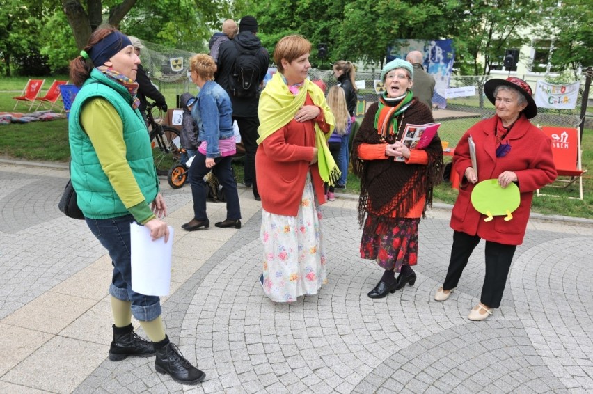 Śrem: Czytanie łączy pokolenia. Happening na deptaku przy...