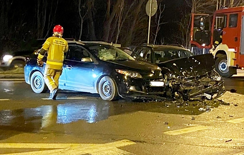 DK 28. Dwie osobówki zderzyły się na rondzie w Limanowej -Sowlinach