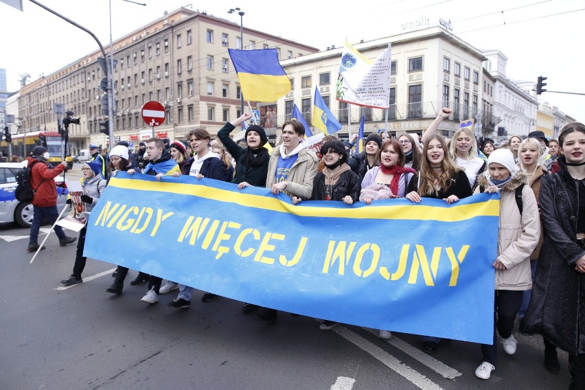 Warszawa solidarna z Ukrainą. W centrum trwa manifestacja "Nigdy więcej wojny"