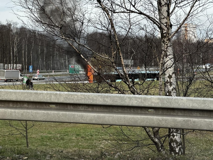 Pożar autobusu miejskiego na autostradzie A4. W środku byli pasażerowie!