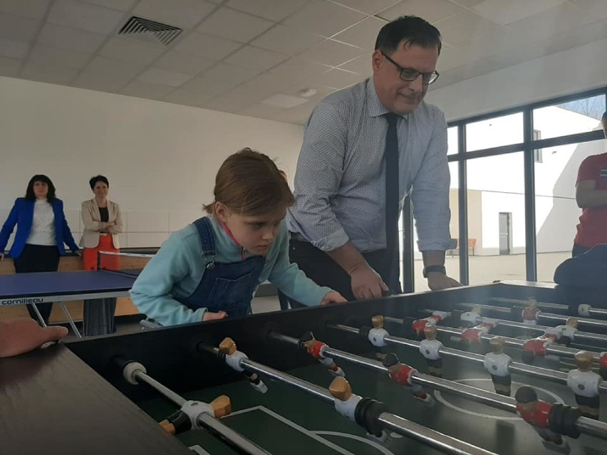 Burmistrz Nysy poprowadził trening ping-ponga i grał w piłkarzyki z dziećmi i młodzieżą na nyskim kąpielisku