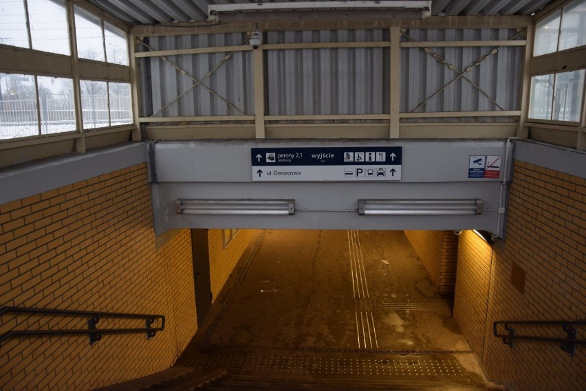 Bezdomni śpią w windzie w tunelu PKP w Pruszczu Gd., niepełnosprawni nie mogą z niej korzystać - zgłasza mieszkanka