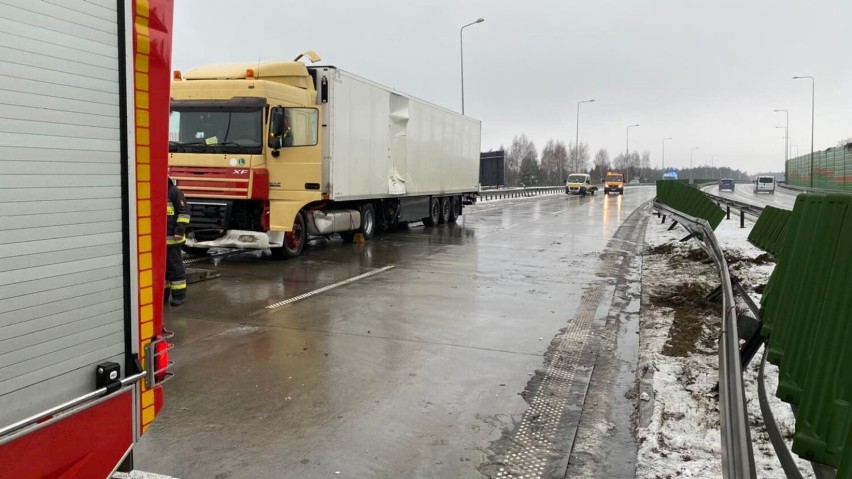 Tiry wjechały w bariery na S8. W nocy tir zablokował na kilka godzin trasę S8 w Studziankach [ZDJĘCIA]