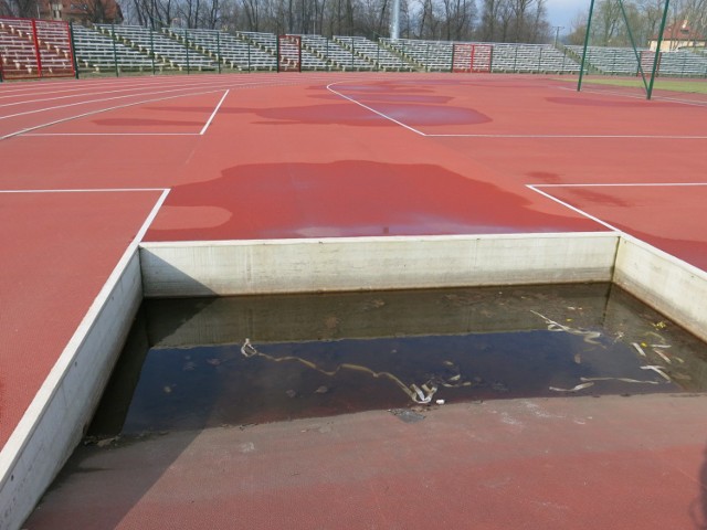 Stadion na Złotniczej stoi pusty, bo murawę zalewa woda. Drenaż pod nią nie działa właściwie.