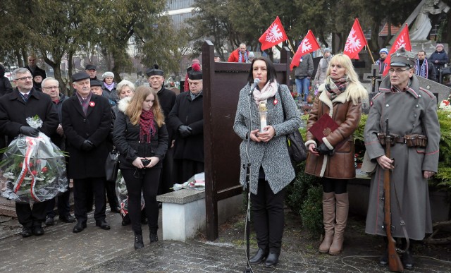 W Szubinie uczestnicy obchodów spotkali się wczoraj m.in. na cmentarzu przy pomniku- mogile.