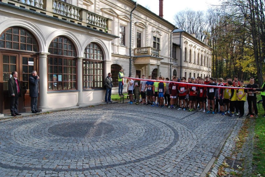 W Żywcu stu uczniów przebiegło 100  kilometrów na 100-lecie odzyskania  niepodległości [ZDJĘCIA]