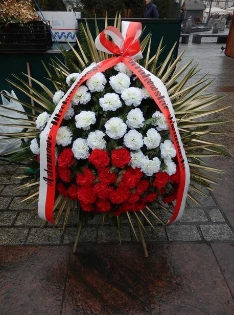 Kraków: kwiaciarki złożyły wieniec pod pomnikiem Mickiewicza na imieniny Adama [ZDJĘCIA]