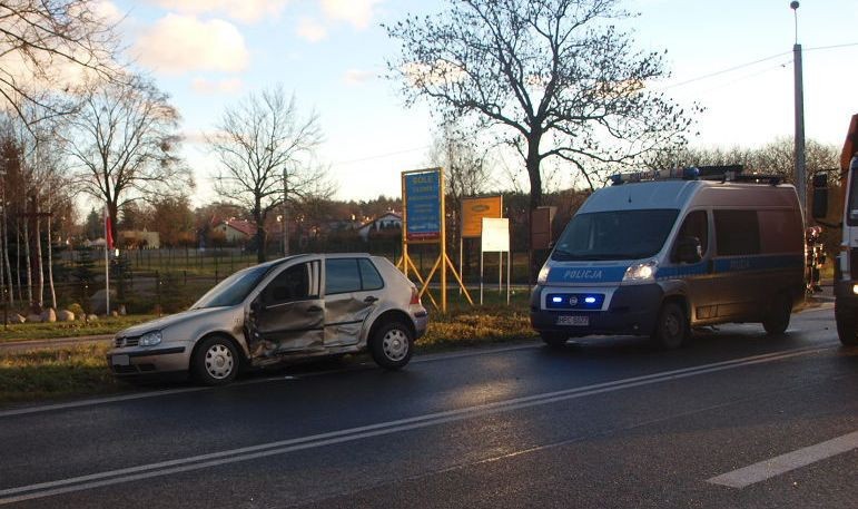 Kierujący zostali przewiezieni do szpitala. Byli trzeźwi....