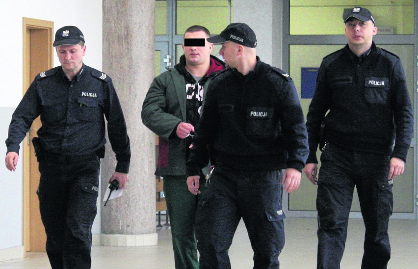 Oskarżony Mariusz S. ps. "Szogun" w konwoju policjantów na...