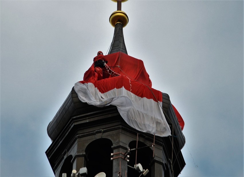 Głogów: Czapka Mikołaja na wieży ratuszowej [FOTO]