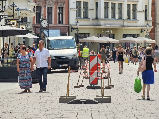 W ostatnich dniach na ulicach Szerokiej i Królowej Jadwigi, w miejscu tablic z herbami miast hanzeatyckich, pojawiły się biało-czerwone słupki. Konieczne było naprawienie części tablic.