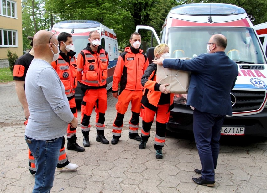 Burmistrz Kraśnika przekazał pogotowiu ratunkowemu urządzenie do dezynfekcji karetek. Zdjęcia