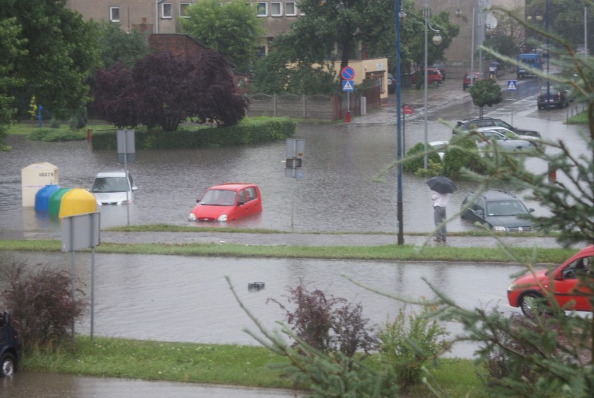 Ul. Żeromskiego pod wodą [ZDJĘCIA+FILM]. Widok na zalaną ulicę podczas i po przejściu nawałnicy